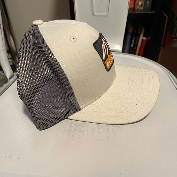 Columbia White & Gray Mesh SnapBack Hat W/ Mountain Patch. Unisex. One Size. NWT - Picture 5 of 6